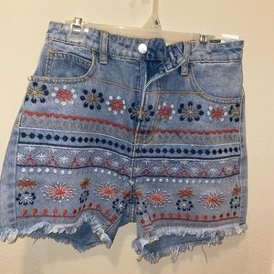 Flower embroidery denim shorts.